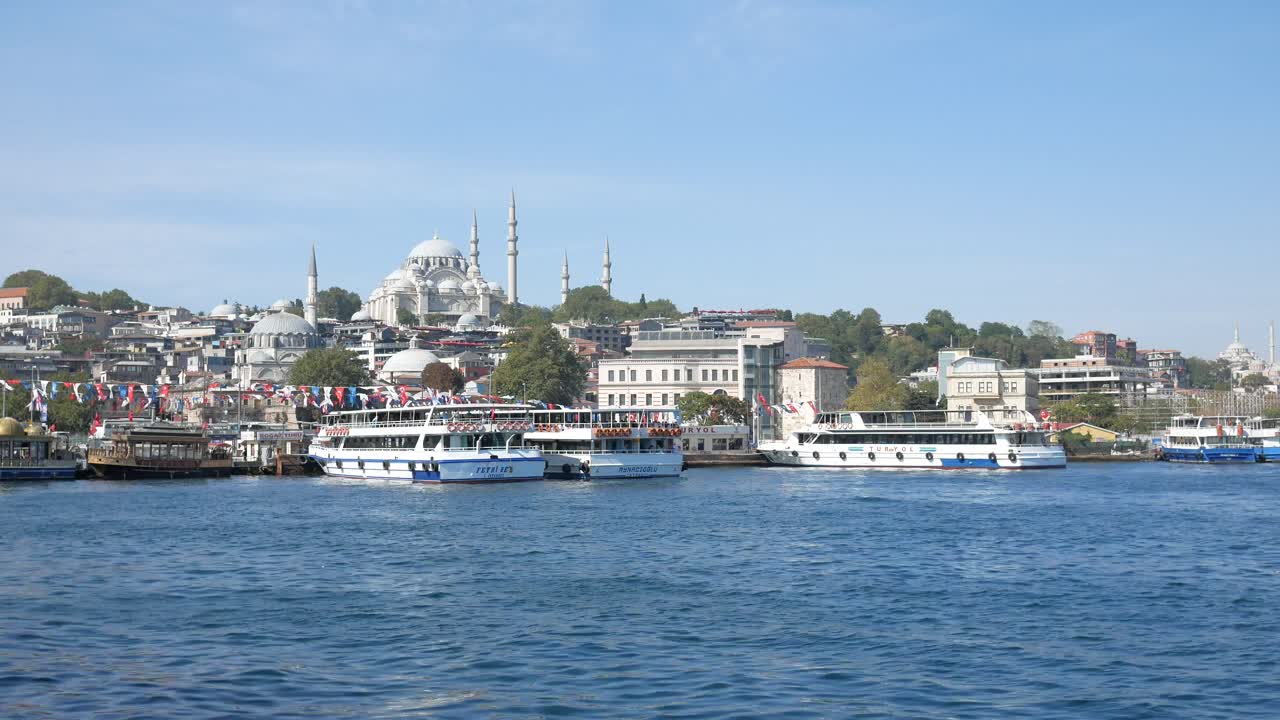 el horizonte de estambul con barcos y mezquitas