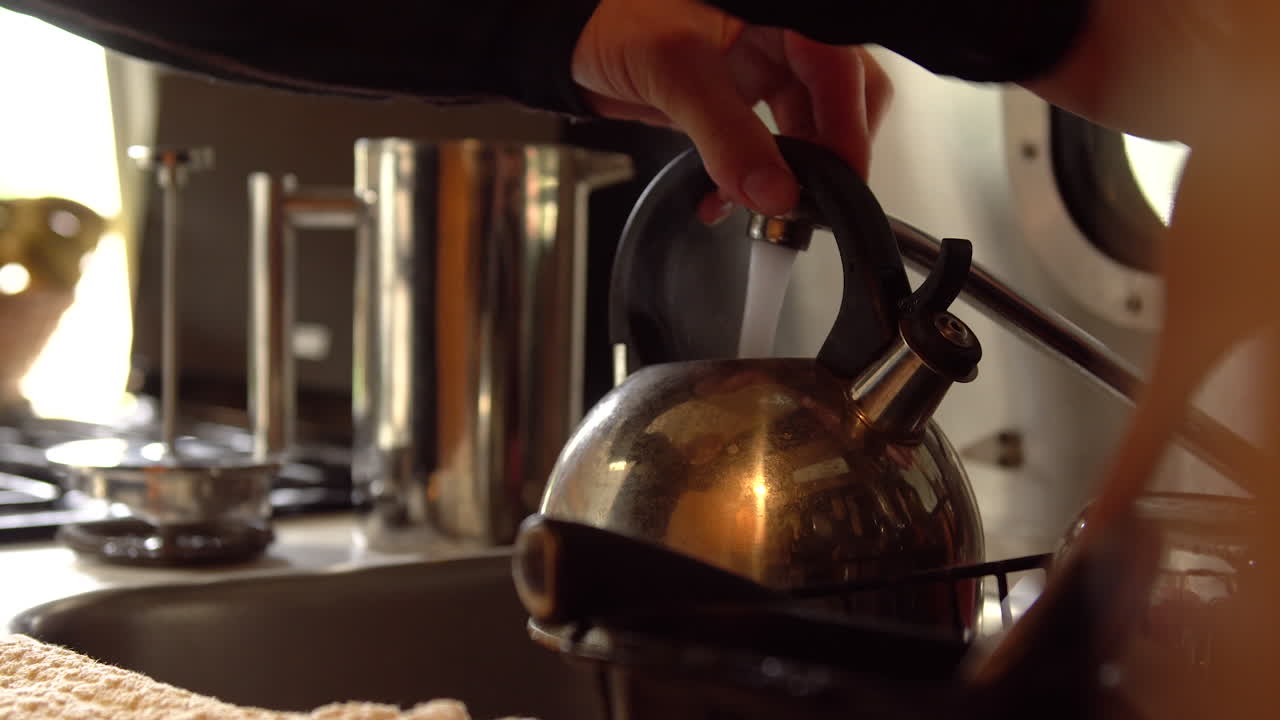 기류 내부의 물을 찻주전자에 채우는 작업을 마칩니다.