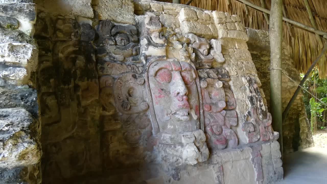 primer plano de una de las máscaras en el lado derecho de la pirámide del templo de las máscaras, sitio maya en kohunlich - quintana roo, méxico