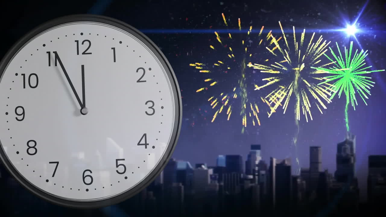 animación del reloj mostrando la medianoche con fuegos artificiales en fondo negro