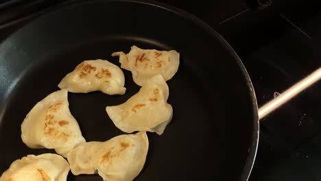 Knödel-Auf-Pfanne,-Traditionelles-Essen-Hausgemacht