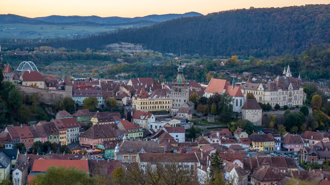 Timelapse di un tramonto sulla pittoresca città rumena di Sighisoara