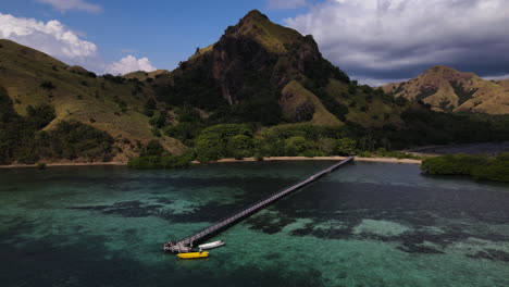 Barcos-Navegando-En-El-Océano-Azul-Con-Vistas-Al-Paisaje-Natural-De-Komodo,-Este-De-Indonesia