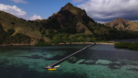 Boote-Fahren-Auf-Dem-Blauen-Ozean-Mit-Blick-Auf-Die-Naturlandschaft-Von-Komodo,-Ostindonesien