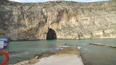 Binnenmeereshöhlen-Sind-Mit-Hinweisschildern-Zur-Strandsicherheit-Und-Einem-An-Bord-Hängenden-Rettungsring-Ausgestattet