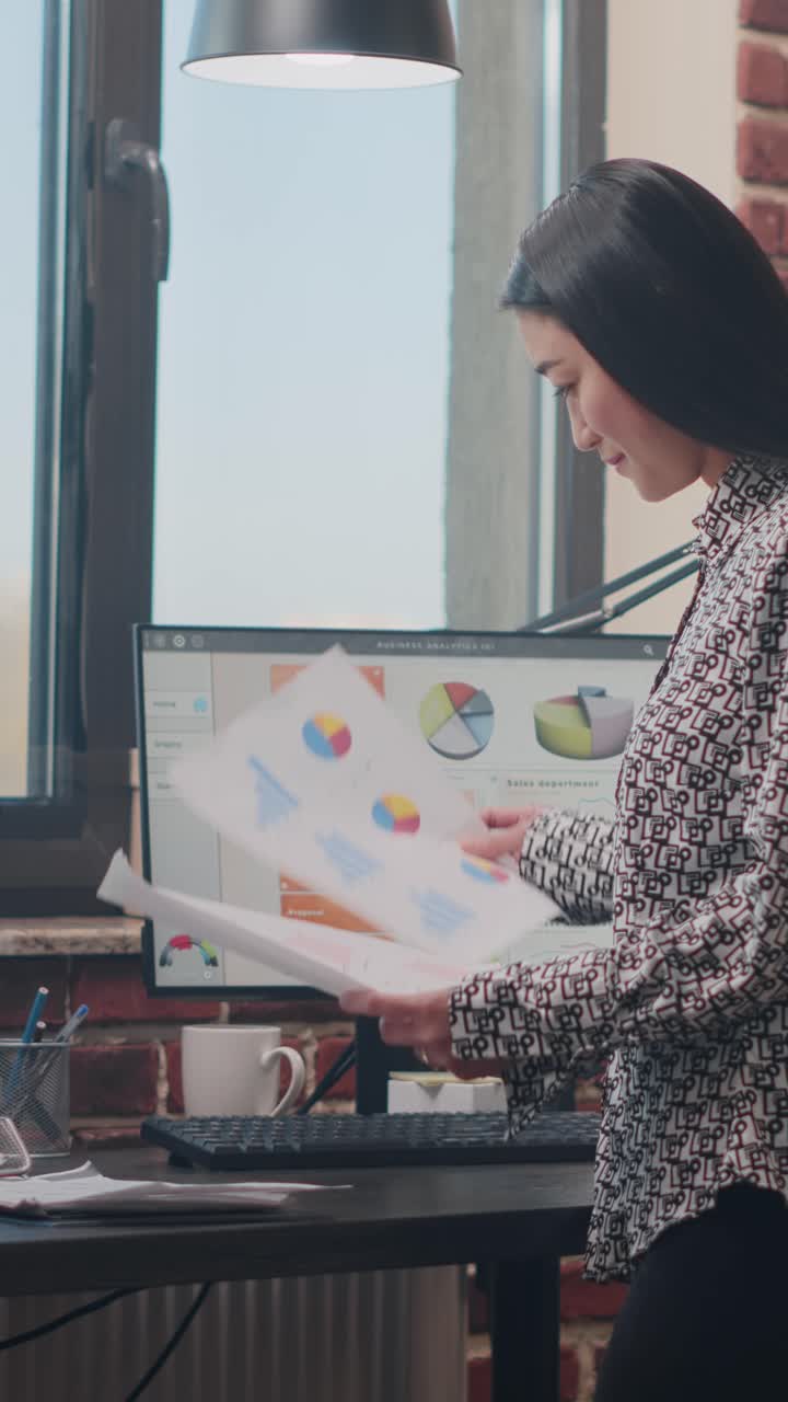 mujer de negocios asiática trabajando en la oficina