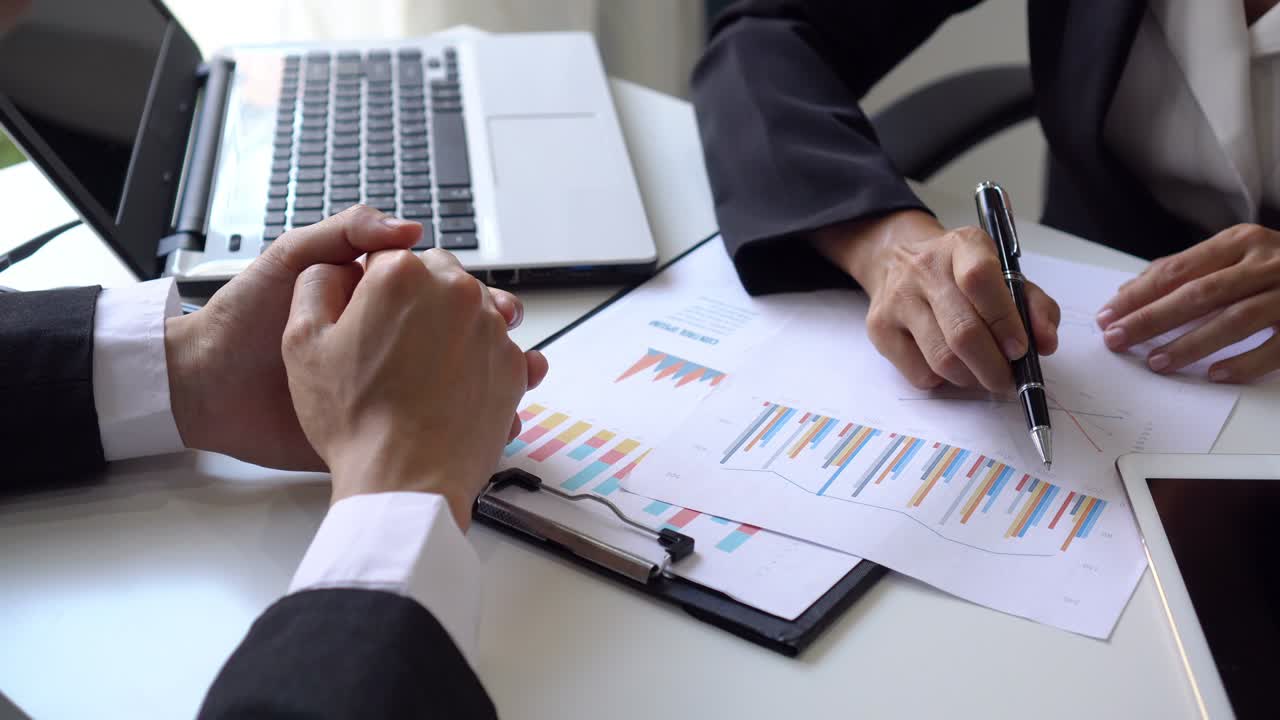 Uomini d'affari che si stringono la mano, partnership, accordo di successo dopo un incontro, concetto di cooperazione aziendale