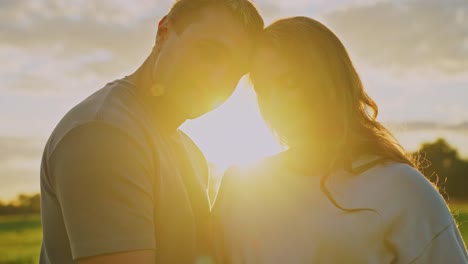 pareja al atardecer