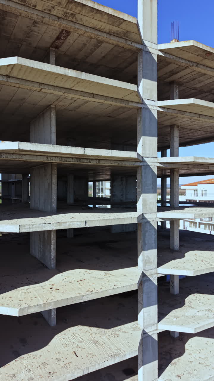 Explorando un edificio abandonado con reflejos de agua tranquila en un día soleado cerca de la costa