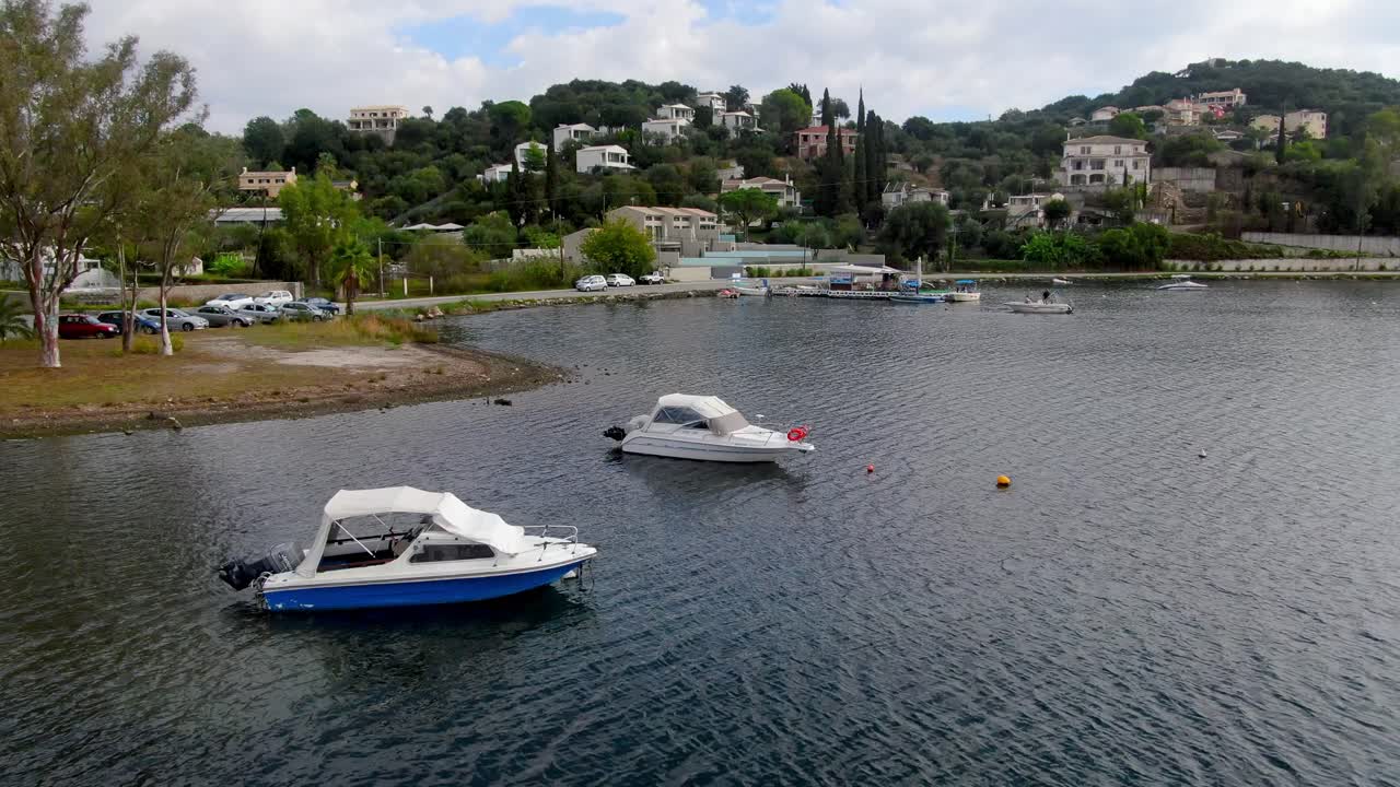 Veduta con drone della baia di Komeno a Corfù, Grecia
