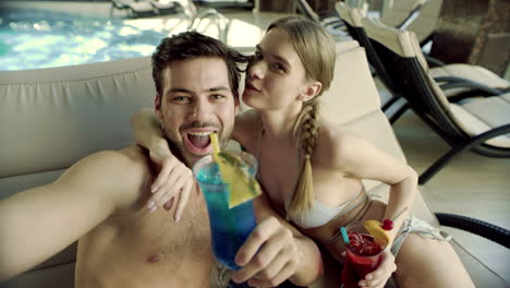 Macro-De-Hermosa-Pareja-Haciendo-Selfie-Cerca-De-La-Piscina-Con-Cócteles.