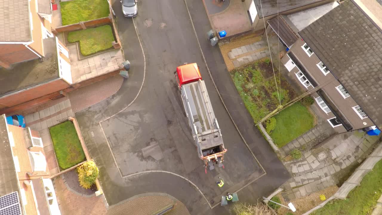 vista aérea de los basureros que ponen residuos de reciclaje en un camión de residuos, contenedores, día del reciclaje, recolección de basura en stoke on trent, staffordshire