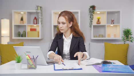 trabajadora de oficina en casa trabajando en una computadora portátil.