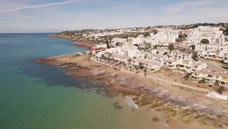 vacaciones casas adosadas blancas junto a la playa