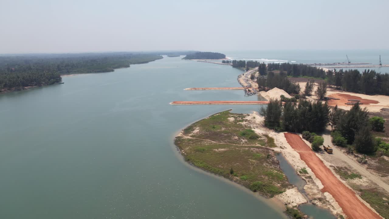 바다 와 바 ⁇ 물 위 에서 진행 되는 건설 활동 의 공중 사진