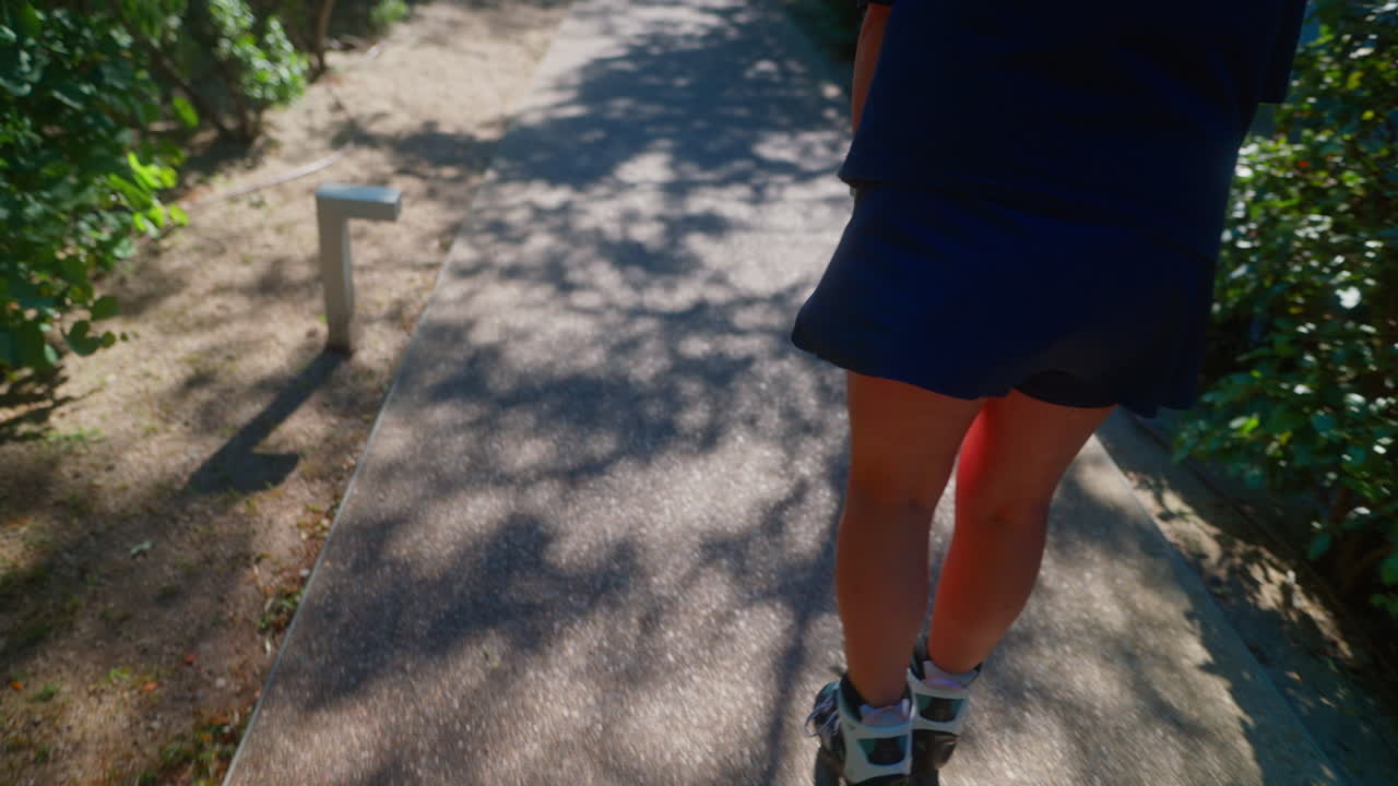 공원 에서 롤러 스케이팅 을 하는 여자