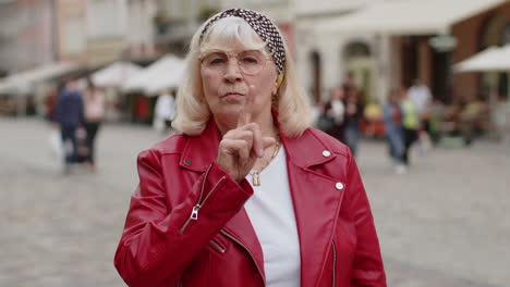 La-Mujer-Mayor-Presiona-El-Dedo-Contra-Los-Labios-Hace-Que-El-Silencio-Sea-Un-Signo-De-Silencio,-No-Cuente-Chismes,-Silencio-Secreto-En-La-Ciudad