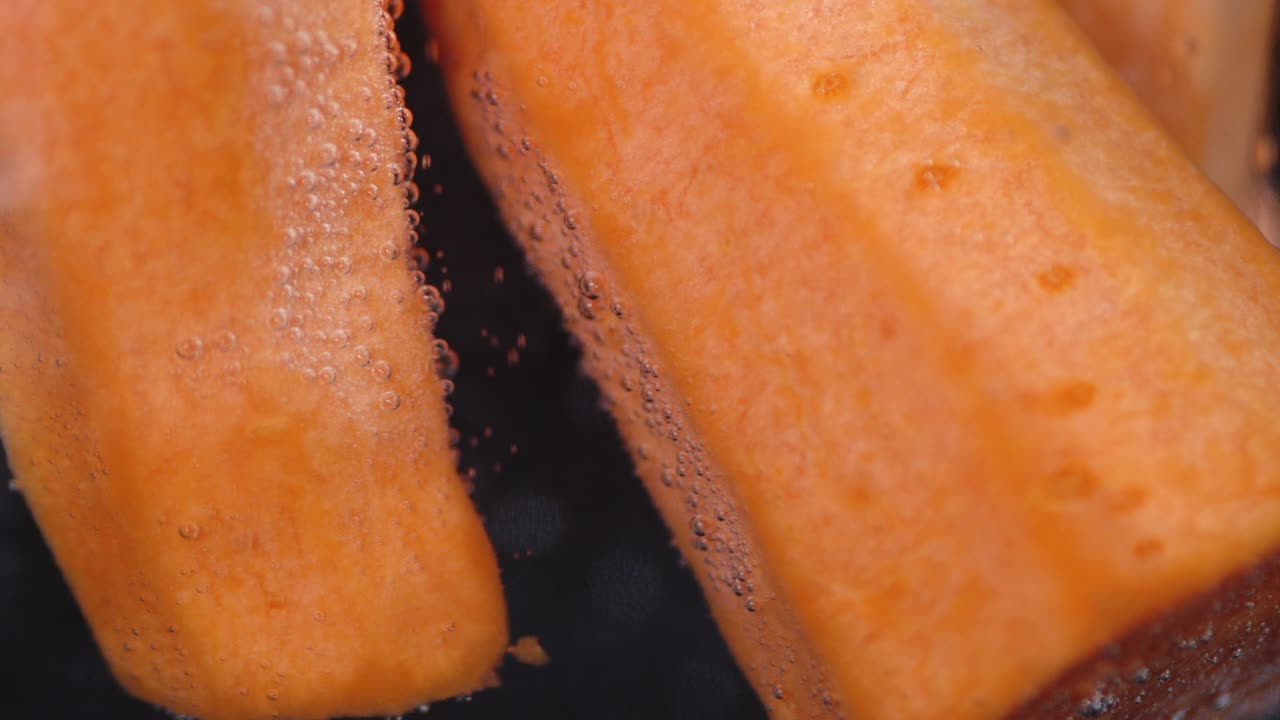 Carota arancione fresca con bolle d'aria.