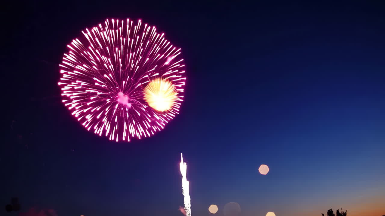 밤 하늘 에서 다채로운 불꽃놀이