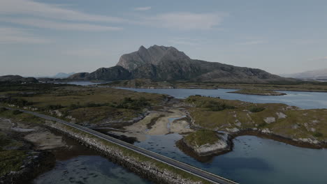 vista panorámica de la montaña dønnamannen desde herøy en helgeland en noruega - toma aérea de drones