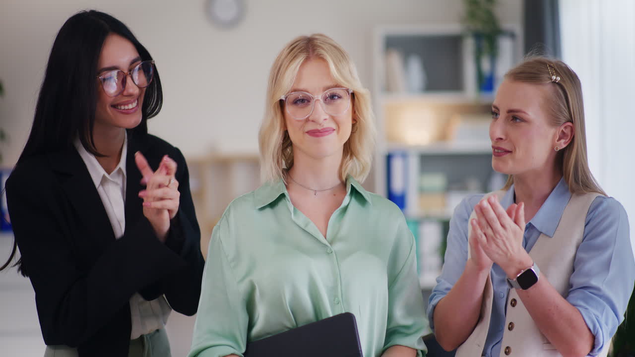 행복한 사업가 승진, 동료들의 박수갈채