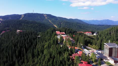 Blick-Auf-Pamporovo,-Bulgarien,-Mit-Drohne