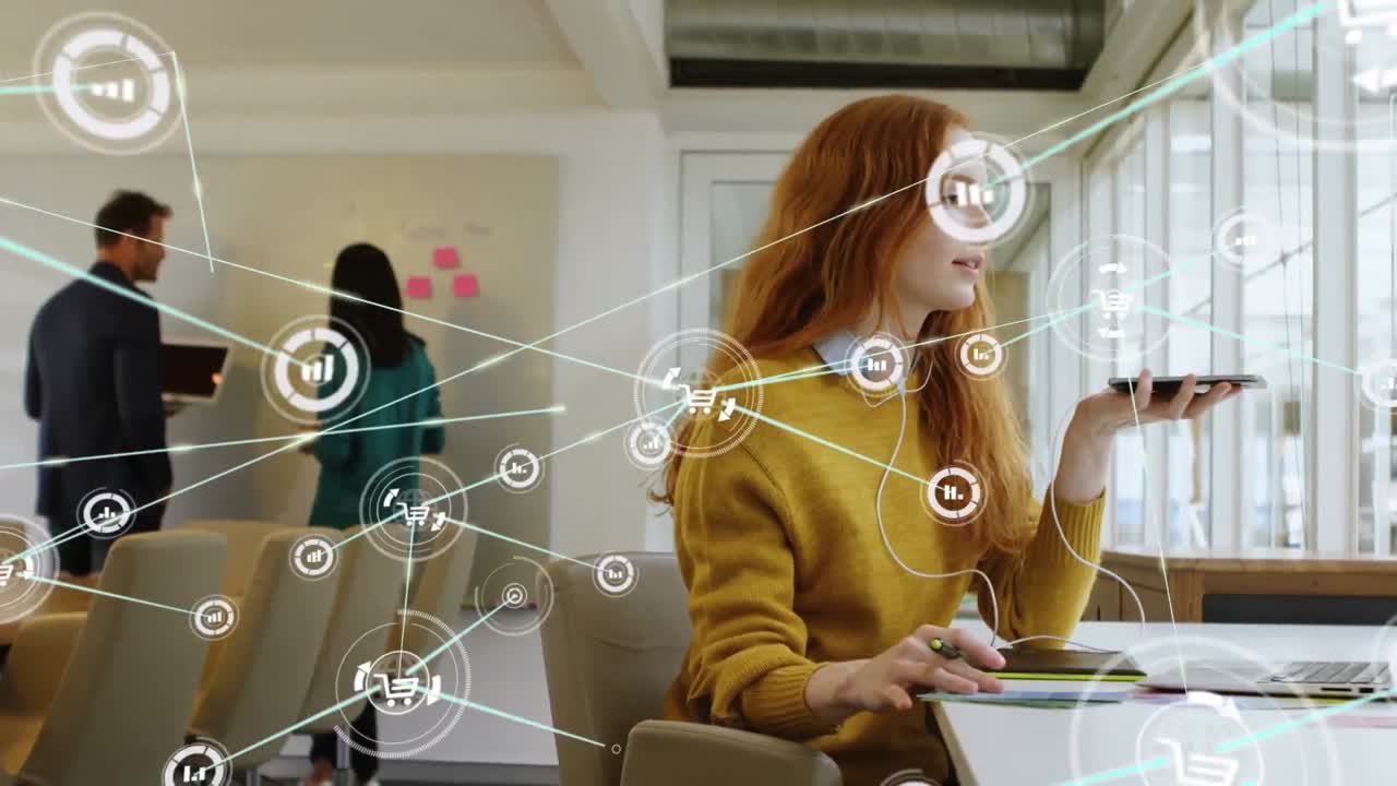 анимация сети цифровых икон над кавказской женщиной, разговаривающей по смартфону в офисе