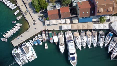 Aerial-video-from-iconic-traditional-fishing-village-and-bay-of-Fiskardo-with-beautiful-houses-and-Ionian-architecture,-Cefalonia-island,-Greece