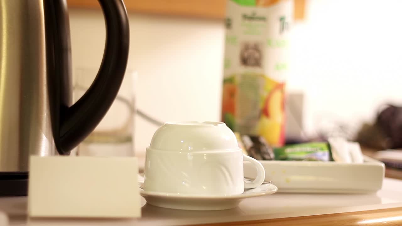 한 남자가 호텔 1에 차를 채우고 있습니다.