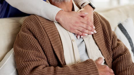 paciente anciano, apoyo o enfermera tomados de la mano