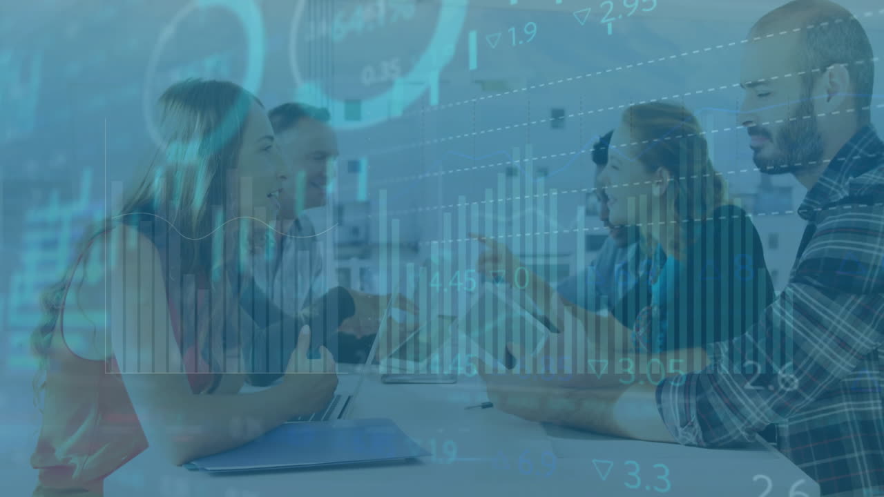 animación del procesamiento de datos financieros sobre diversas personas de negocios en la oficina