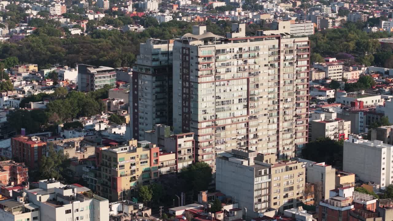 Building in CDMX seen with a telephoto lens, drone footage