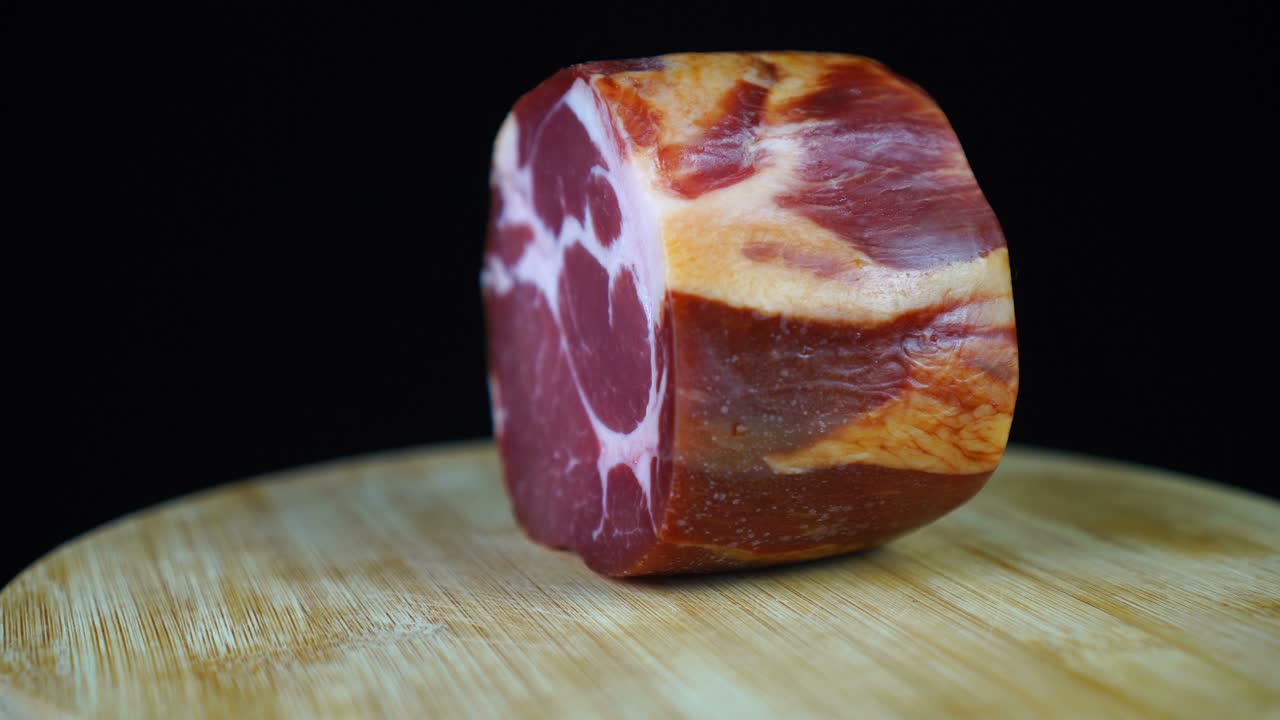 delicioso filete ahumado, pedazo de carne girando sobre un fondo de balde