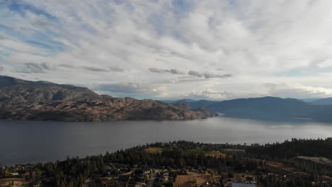 Hermoso-Telón-De-Fondo-Aéreo-Del-Lago-Y-Las-Montañas-Okanagan