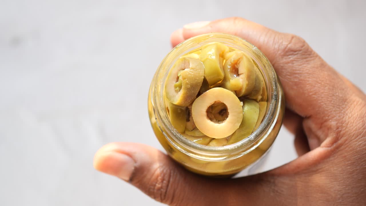 una jarra de aceite de oliva vista de arriba