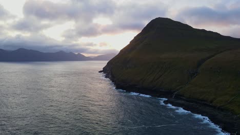 Drohnenaufnahmen-Von-Bergen-In-Der-Nähe-Des-Ozeans-Auf-Der-Insel-Eysturoy-Auf-Den-Färöer-Inseln