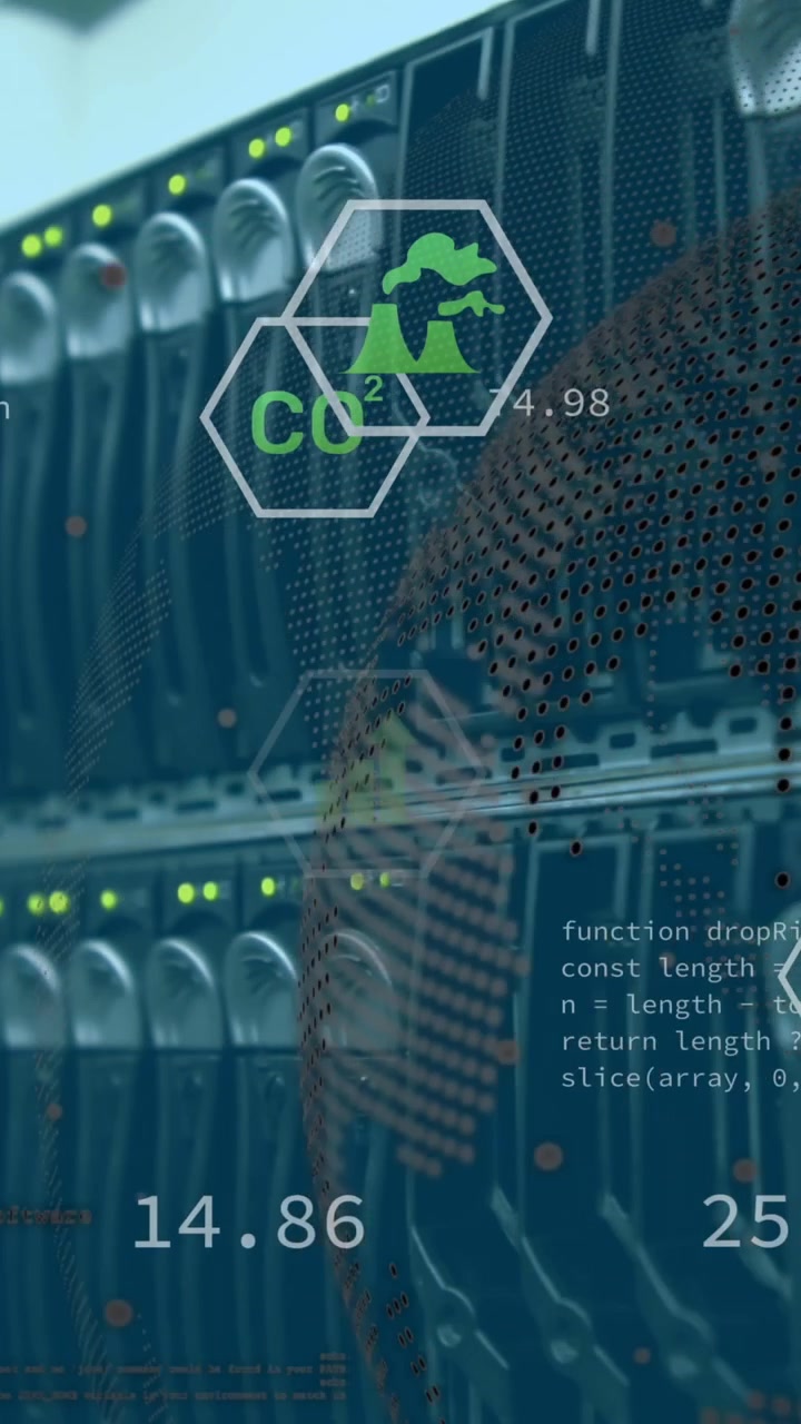 Animazione di elaborazione dati con icone e globo su sala server