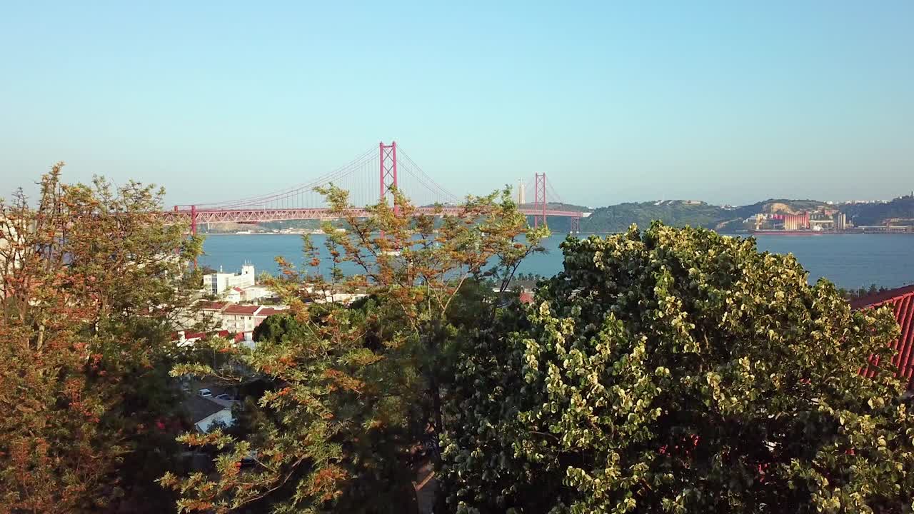 포르투갈 리스본에 있는 4월 25일 다리의 탁 트인 풍경