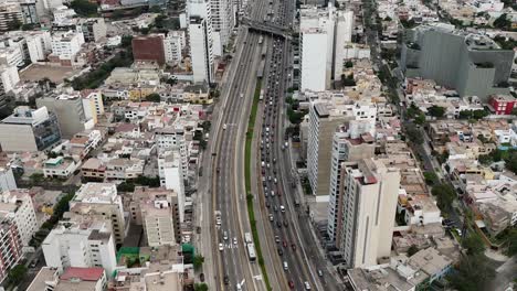 imágenes aéreas de drones del tráfico en lima, la capital de perú en américa del sur, mireflores barranca.
