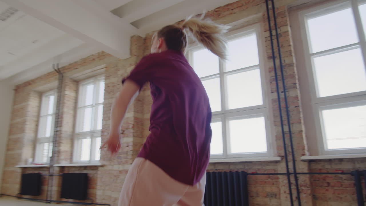 joven dando clases de baile a estudiantes multiétnicos