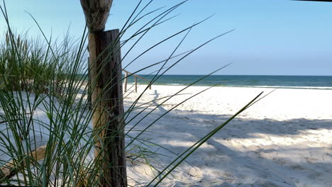 Weiße-Sandige-Küste-Am-Blauen-Ozeanwasser-Unter-Klarem-Blauem-Himmel-An-Sonnigen-Sommertagen