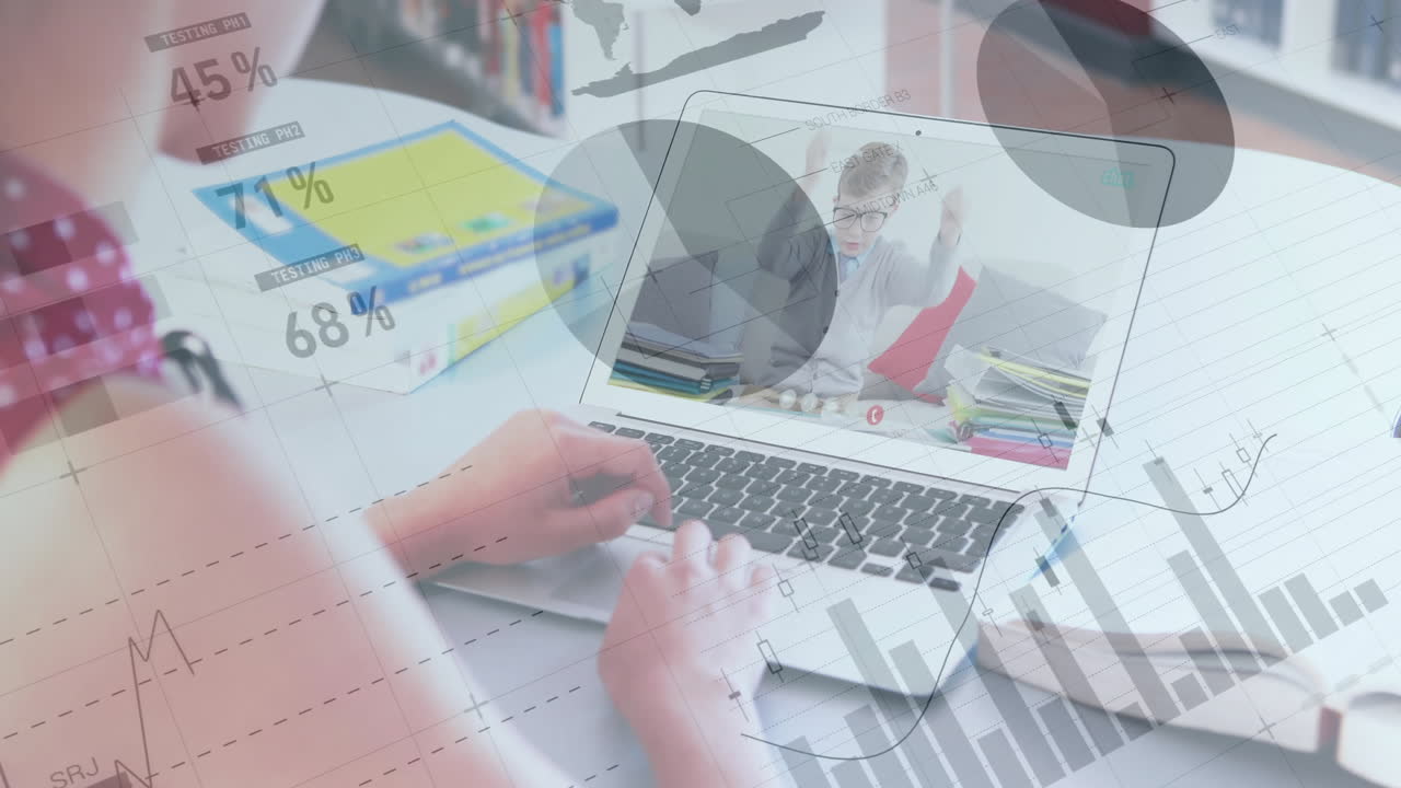 escribir en una computadora portátil, persona que trabaja con gráficos y gráficos animación a través de una llamada de video