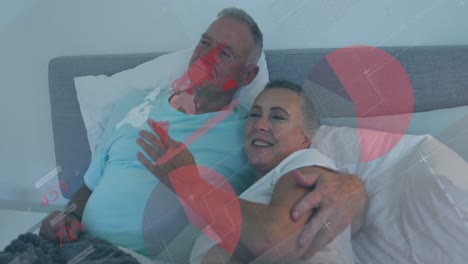 animación del procesamiento de datos estadísticos sobre una pareja de ancianos caucásicos acostados juntos en la cama.