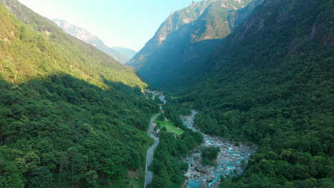 Weite-Luftsicht-Auf-Ein-Malerisches,-Baumbedecktes-Tal-Mit-Einem-Gletscherfluss,-Der-Sich-Durch-Das-Tal-Bewegt,-Verzascatal,-Schweiz