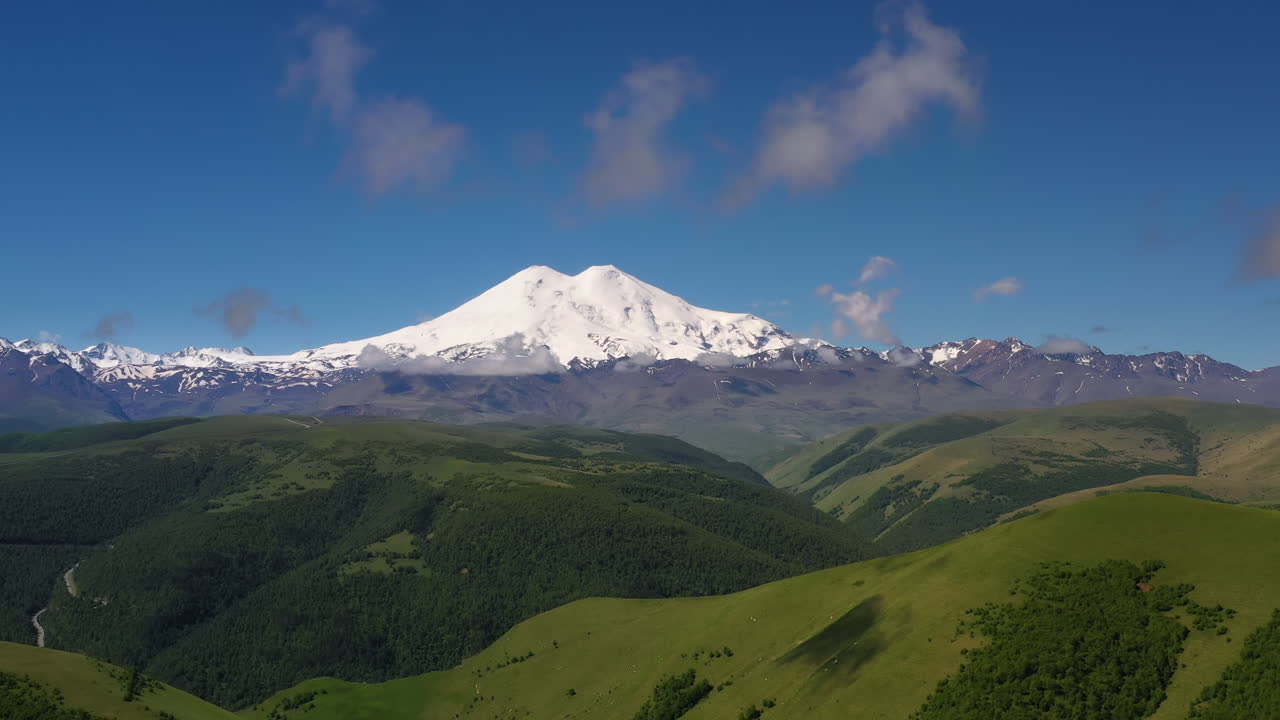 región de elbrus. volando sobre una meseta montañosa. hermoso paisaje de naturaleza. el monte elbrus es visible en el fondo.