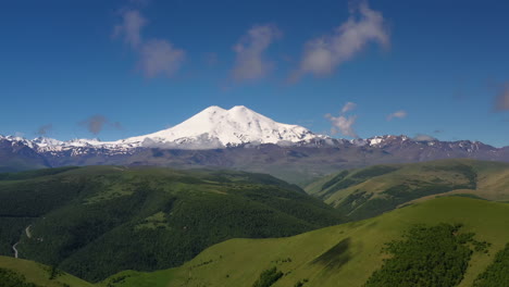 Elbrusregion.-Flug-über-Ein-Hochlandplateau.-Wunderschöne-Landschaft-Der-Natur.-Im-Hintergrund-Ist-Der-Elbrus-Zu-Sehen.