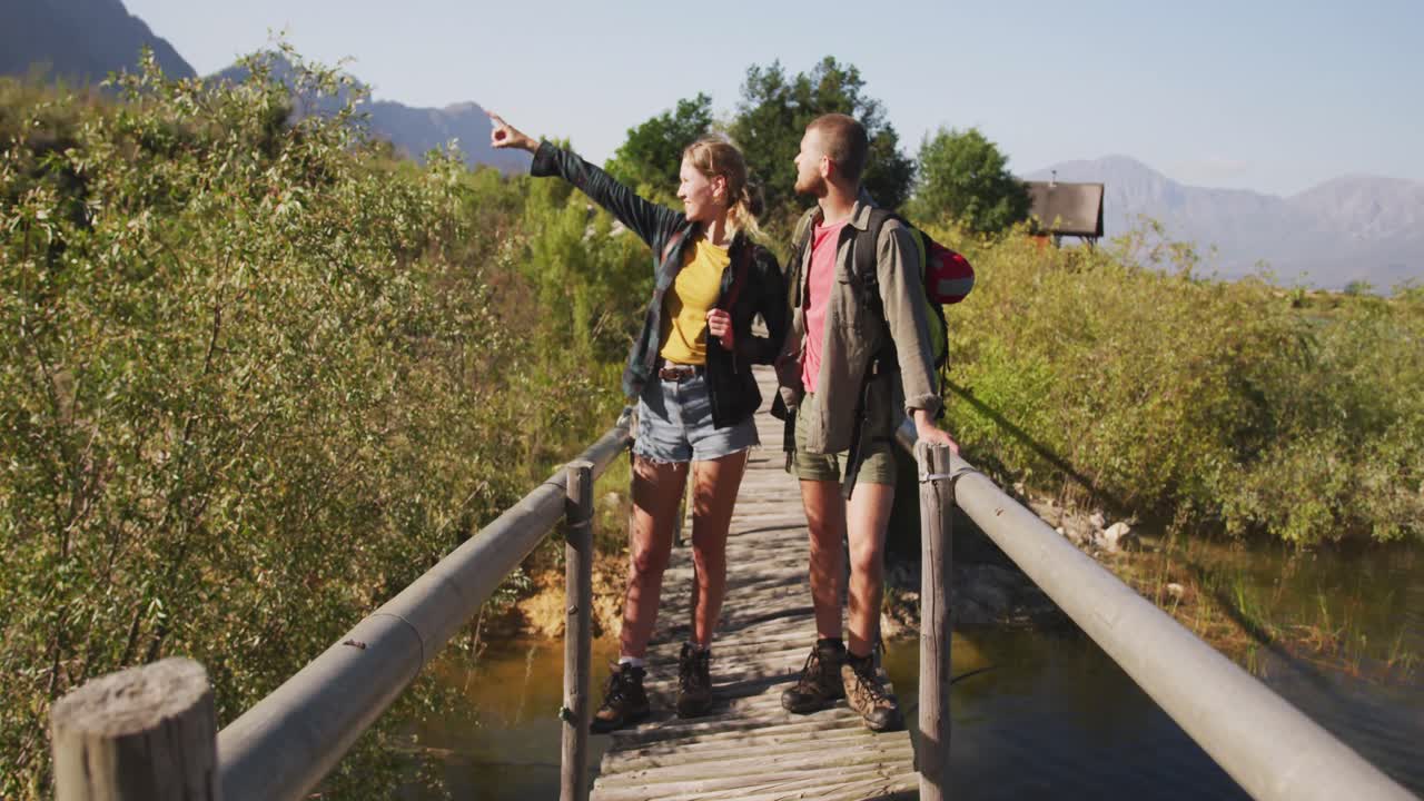 pareja caucásica haciendo senderismo en la naturaleza