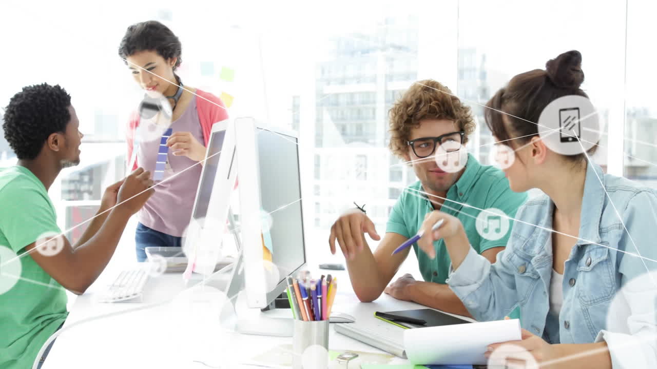 colaborando en la oficina moderna, equipo diverso con iconas de comunicación digital animación