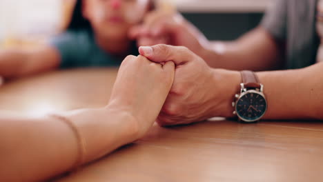 la familia tomándose de la mano