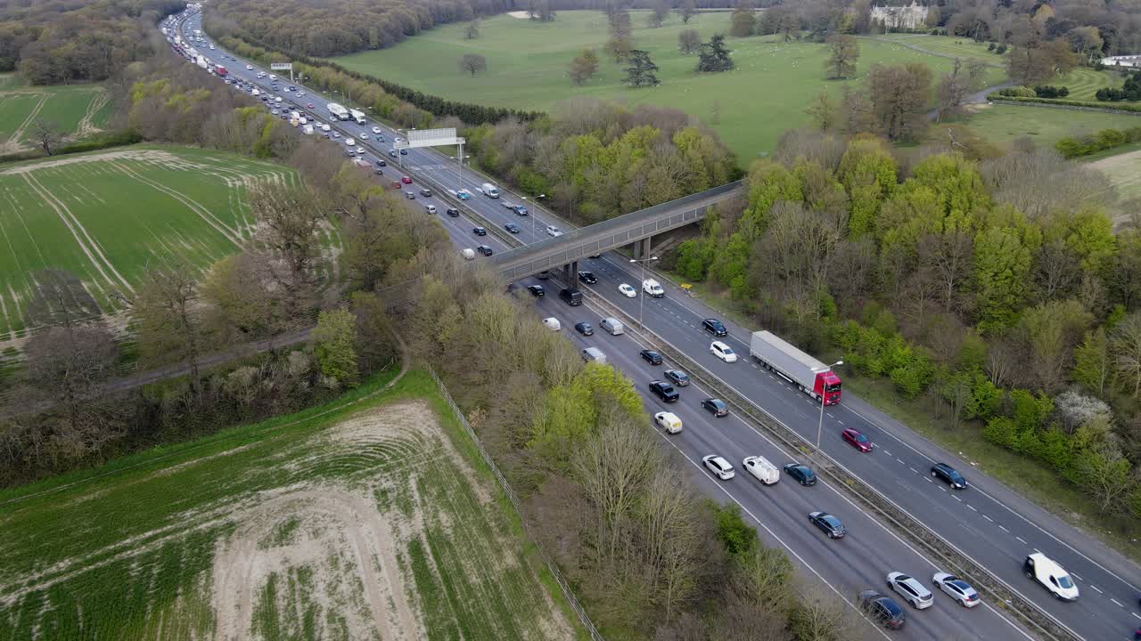 m11 고속도로 교통량이 많은 essex 영국 드론 영상 4k